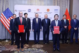 在越共中央总书记、国家主席苏林的见证下，越捷航空公司与美国霍尼韦尔航空航天科技集团互相交换合作协议。图自越通社