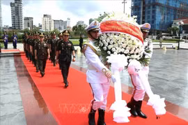 柬埔寨国防部代表团前往首都金边的越柬友谊纪念碑缅怀英雄烈士。图自越通社