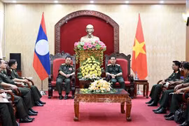 越南国防部长潘文江大将会见老挝副总理兼国防部长占沙蒙·占雅拉。图自越通社