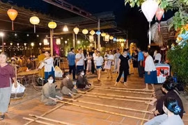 游客观看《北部精华》实景剧时还可以体验民间游戏。图自互联网