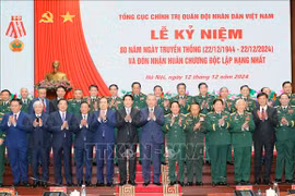 越共中央总书记、中央军委书记苏林与与会代表合影。图自越通社