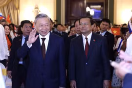 越共中央总书记、国家主席苏林和古巴共产党中央第一书记、国家主席米格尔·迪亚斯-卡内尔·贝穆德斯会见古巴人民和青年代表。图自越通社