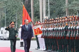 苏林总书记出席越南人民军总政治局建局80周年纪念仪式。图自越通社