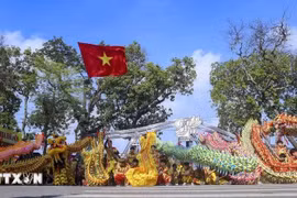 2023年河内秋季节舞龙表演。图自越通社