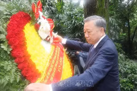 越共中央总书记、国家主席苏林在黄花岗烈士陵园敬献鲜花。图自越通社