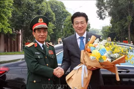 越南国防部部长潘文江大将与日本防卫大臣木原稔。图自越通社