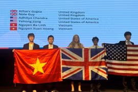 越南获得银牌的两名学生阮伯玲和阮春黄（左一、左二）。图自越通社
