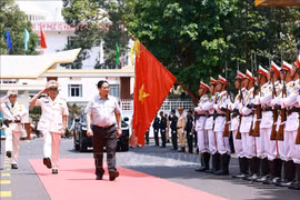 越南政府总理范明政视察得乐省武装部队。图自越通社