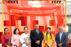 东帝汶外交部长本迪托·弗雷塔斯（右三）、东帝汶驻文莱大使阿贝尔·古特雷斯（右一）和各位代表在展览会合影留念。大使馆供图