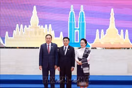 老挝国会主席和夫人与越南国会主席陈青敏（左一）。图自越通社