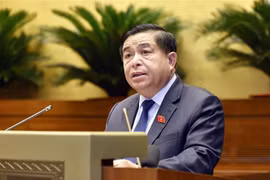 越南计划与投资部部长阮志勇向国会汇报《公共投资法（修改版）》项目情况。图自越通社