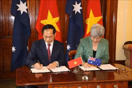 裴青山和黄英贤共同签署《2024-2027年落实全面战略伙伴关系行动计划》。图自越通社