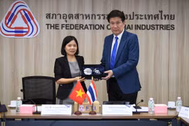 越南物流人力资源开发协会（VALOMA） 副主席郑氏秋香向泰国工业联合会副主席瓦提·乔瓦塔纳赠送纪念品。图自越通社