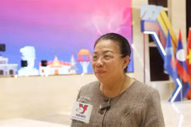 老挝国会副主席孙通·赛雅加接受越通社记者的采访。图自越通社