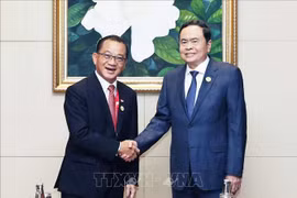 越南国会主席陈青敏（右）与新加坡国会议长谢建平。图自越通社