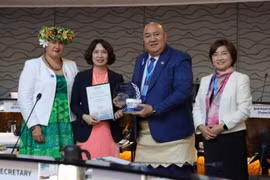 越南卫生部副部长阮氏连香（左二）接受了越南成功消除沙眼的证书。图自《人民报》