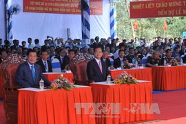越柬陆地边界第 30 号界碑和连接越南嘉莱省丽清—柬埔寨腊塔纳基里省奥亚道国际口岸检查站的道路落成典礼 12 月 26 日在越南嘉莱省德基县亚南乡（ Ia Nan ）举行。（图片来源：越通社）