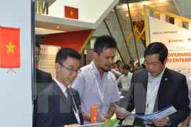 信息传媒部部长阮北山参观2014吉隆坡数字聚集 ”展览会越南展位（图片来源：越通社）
