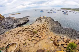 石盘摊的全景。