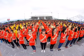 1.2万个年轻人同唱国歌。(图片来源：人民报)