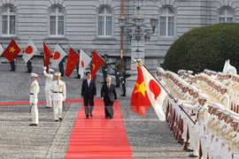 日本首相安倍晋三举行隆重仪式，欢迎阮富仲总书记。（图片来源：越通社）