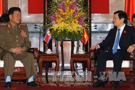 越南国家主席张晋创会见朝鲜人民武力部长朴勇植大将。（图片来源：越通社）