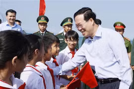 越南国家主席武文赏走访慰问广宁省姑苏岛县军民