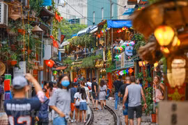 组图：新冠肺炎疫情过后的河内“铁路街”热闹归来