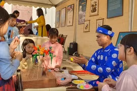 海外越南日：越南面塑作品和东湖画首次亮相南非