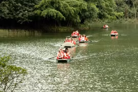游客坐船参观游览长安生态旅游区。图自互联网