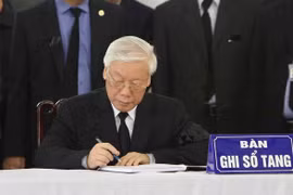 越南和国际领导吊唁陈大光同志并在吊唁簿上留言（组图）