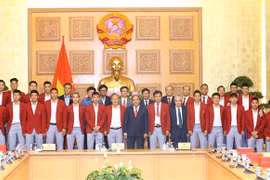 阮春福总理会见参加第18届亚洲运动会的越南体育代表团优秀运动员和教练员（组图）