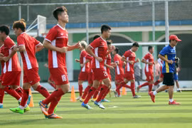 印尼第18届亚运会: 越南国家奥林匹克足球队在与巴基斯坦球队角逐之前进行赛前热身训练（组图）