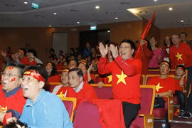 越南球迷们以不同的形式为越南U23足球队助威（组图）