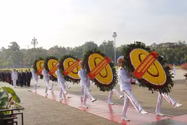 胡志明主席诞辰128周年：越南党和国家领导人拜谒胡志明主席陵墓（组图）