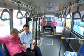 河内市正式推出使用清洁燃料的3条公共小巴线路（组图）