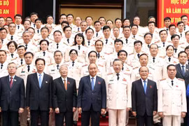 迎接党的十三大： 人民公安——保护党、国家和人民的宝剑