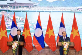 越老两国总理在两国政府间联合委员会第42次会议后共同会见记者