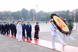 越南民族统一阵线成立90周年：党、国家和祖国阵线领导人拜谒胡志明主席陵墓