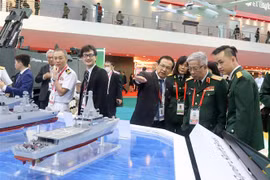 越南国防部代表团对新加坡进行工作访问