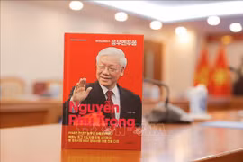 韩国作家赵哲贤。图自越通社