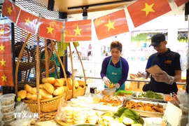 介绍越南各类糕点的一个摊位。图自越通社