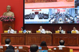 越南国会主席陈青敏在后江省开展接待选民活动。图自越通社