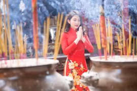 越南人年初去寺庙烧香祈福的美好习俗
