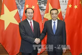 国家主席陈大光（左）会见中国国务院总理李克强。