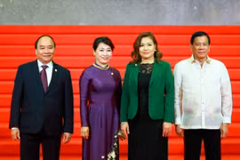 菲律宾总统杜特尔特迎接阮春福和夫人。