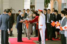 越南人民向日本天皇和皇后送上鲜花（图片来源：越通社）