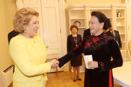 阮氏金银会见俄联邦委员会主席瓦莲京娜·伊万诺芙娜·马特维延科。