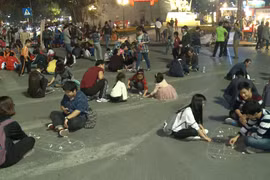 还剑湖步行街民间游戏寻回童年的回忆