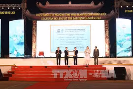 “越南三府祀母信仰”授予人类非物质文化遗产证书授证仪式。